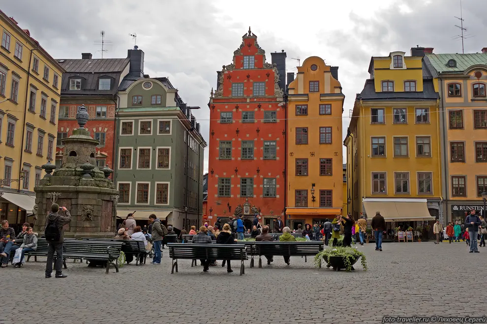 В центре Старого города находится площадь Stortorget (Стурторьет).