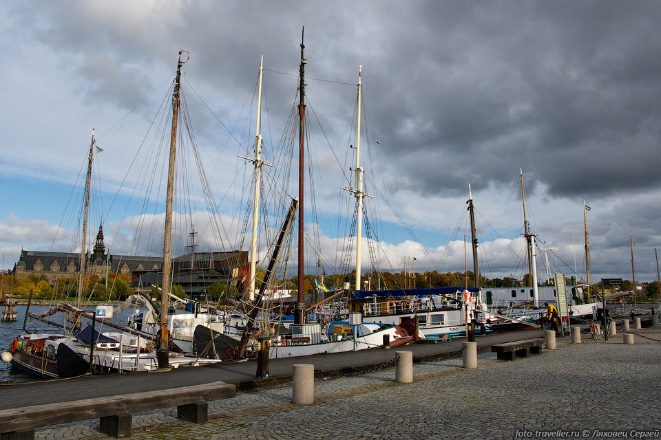Все набережные Стокгольма плотно заставлены яхтами.
Интересно, что у причала каждой яхты есть силовой кабель, подающий электричество.
И вообще похоже что некоторые на яхтах просто живут.