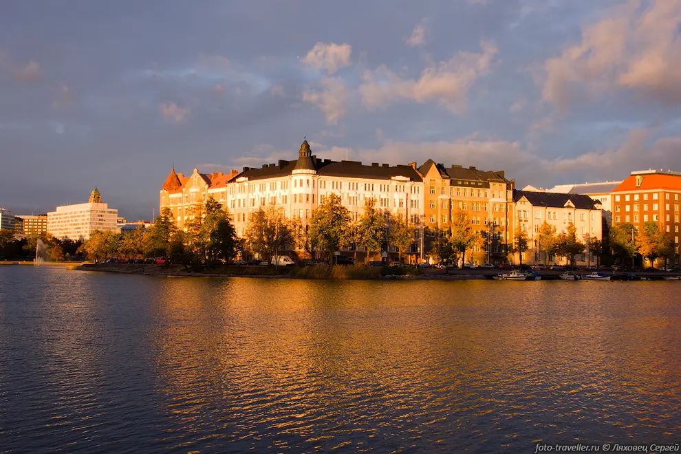Пролив возле парка Кайсаниеми (Kaisaniemi Park) в Хельсинки