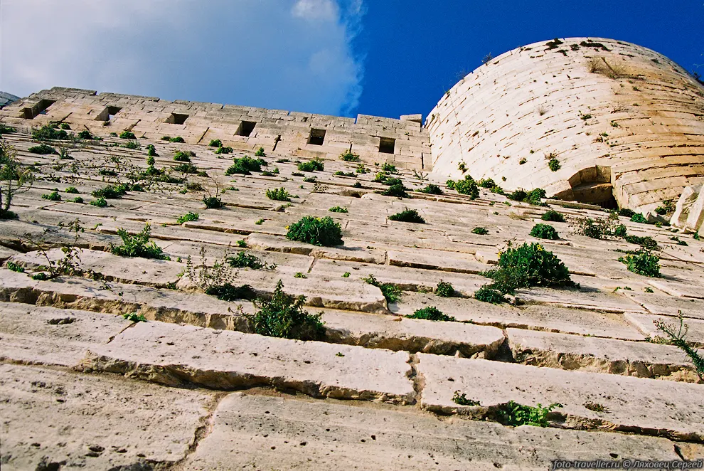 Замок Крак де Шевалье (Crac des Chevaliers) или Калаат Aль-Хосн
(Qalaat Al-Hosn).