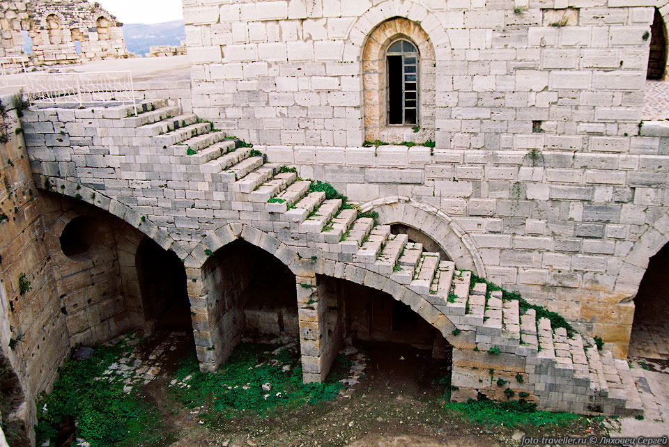  Находясь на территории замка можно представить себе атмосферу 
средневековья