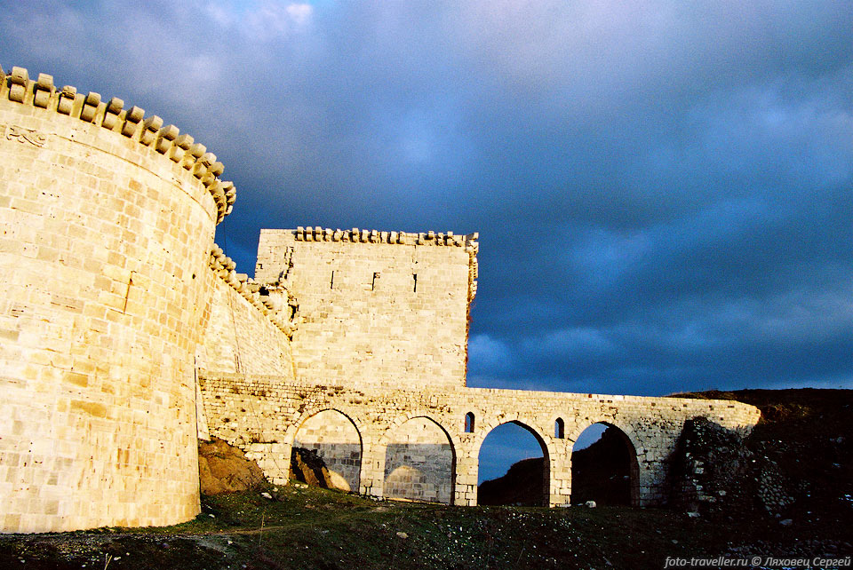 В ряду других крепостей рыцарской эпохи, Крак выделяется благодаря 
размаху, степени сохранности и разнообразию фортификационных средств.