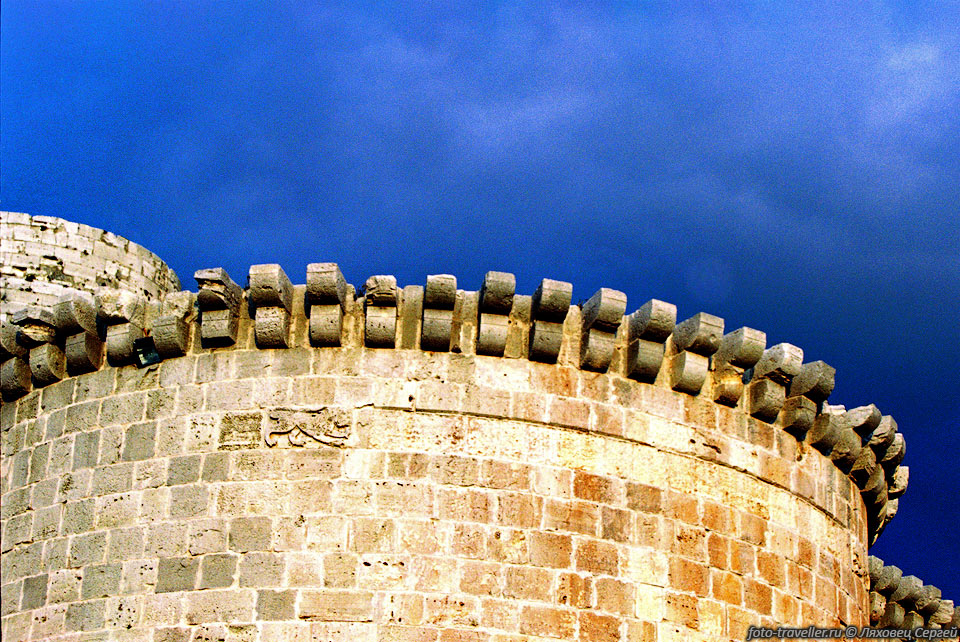Осада подобных крепостей была весьма сложной задачей. За стены 
стремились проникнуть с помощью приставных лестниц, которые играли важную роль в 
средне вековых войнах, как и деревянные плетни и мосты, перебрасываемые через рвы 
Поэтому плотники и каменщики в походах были весьма необходимы.