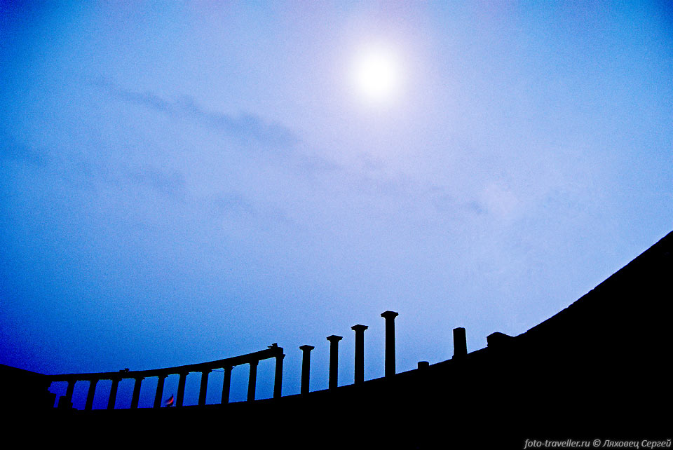 Лунная ночь в крепости-театре.
