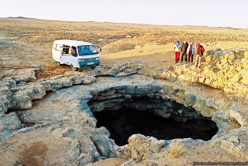 К впечатляющему входу в пещеру Бир Аль-Хамам (Beer Al-Hamam) можно 
без проблем подъехать на машине