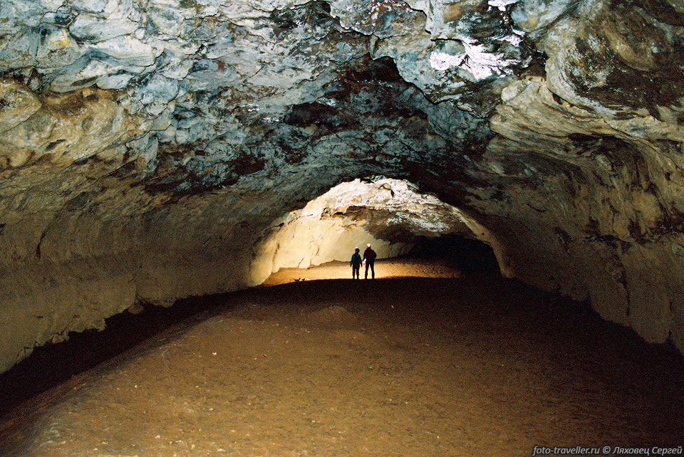 Объемы галерей, у входа весьма большие, постепенно уменьшаются 
к тупиковому концу. 
На полу наблюдается грязь. 
Пол в пещере довольно ровный, своды имеют арочную форму.