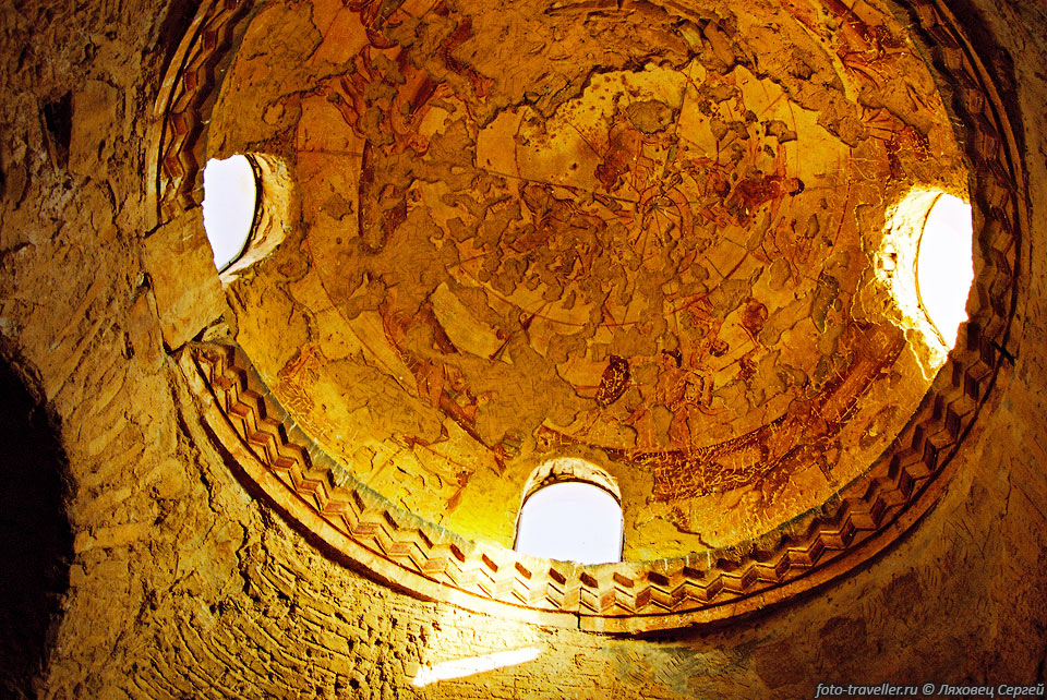 Потолок и стены Каср Амра покрыты рисунками.