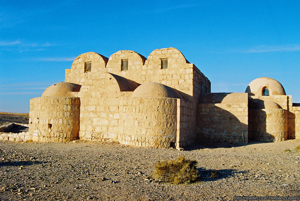 Определение "замка" или "крепости" с большим трудом можно распространить 
на эти небольшие строения в пустыне