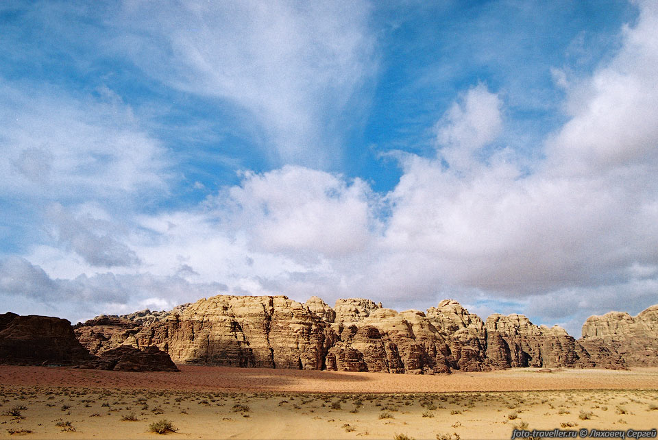 Пустыня изобилует высокими скалами, зелеными оазисами и долинами