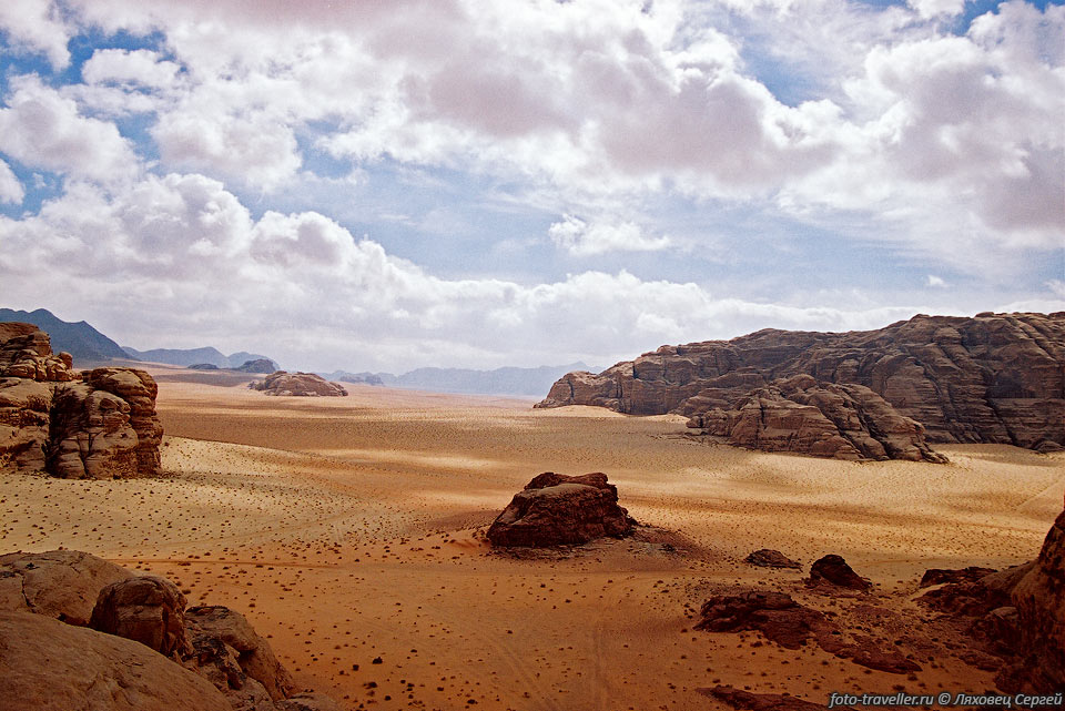 Одинокие скалы пустыни