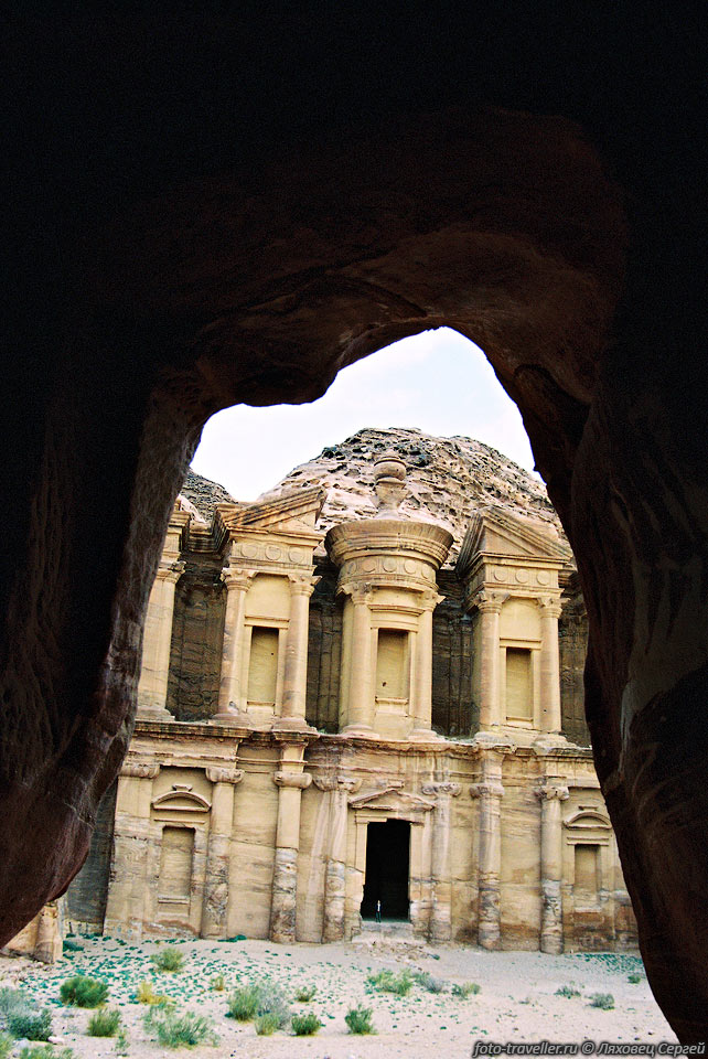 На горе Джебель Аль-Дейр находится скальный монастырь Аль-Дейр 
(Al-Deir), 
напоминающий своей архитектурой сокровищницу. 
На гору ведут 800 ступенек, вырубленных в камне. 
