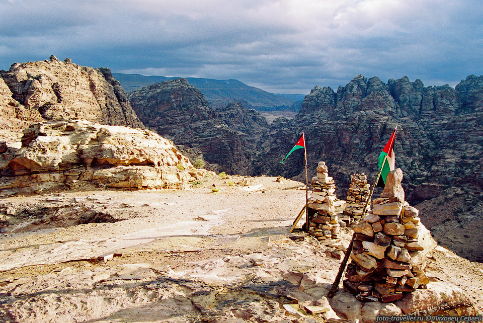 С высоты горы Джебель Аль-Дейр открывается вид на гору Аарона 
(Джебель Гарун), 
где похоронен первосвященник Аарон, родной брат Моисея.