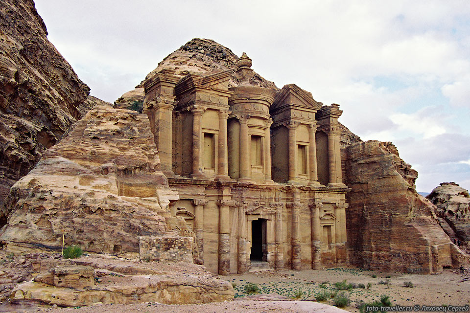 Историки говорят, что Аль-Дейр являлся культовым местом набатеев, 
в котором они совершали религиозные ритуалы. 
С IV века он использовался христианами, о чем свидетельствуют кресты на его внутренней 
стене. 