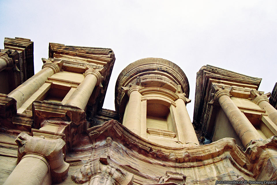 В Петре на территории около 100 кв. км сохранилось множество памятников 
набатейской культуры. 
Уникальность этого "красного города" признана ЮНЕСКО, и он внесен в список памятников 
мирового наследия.