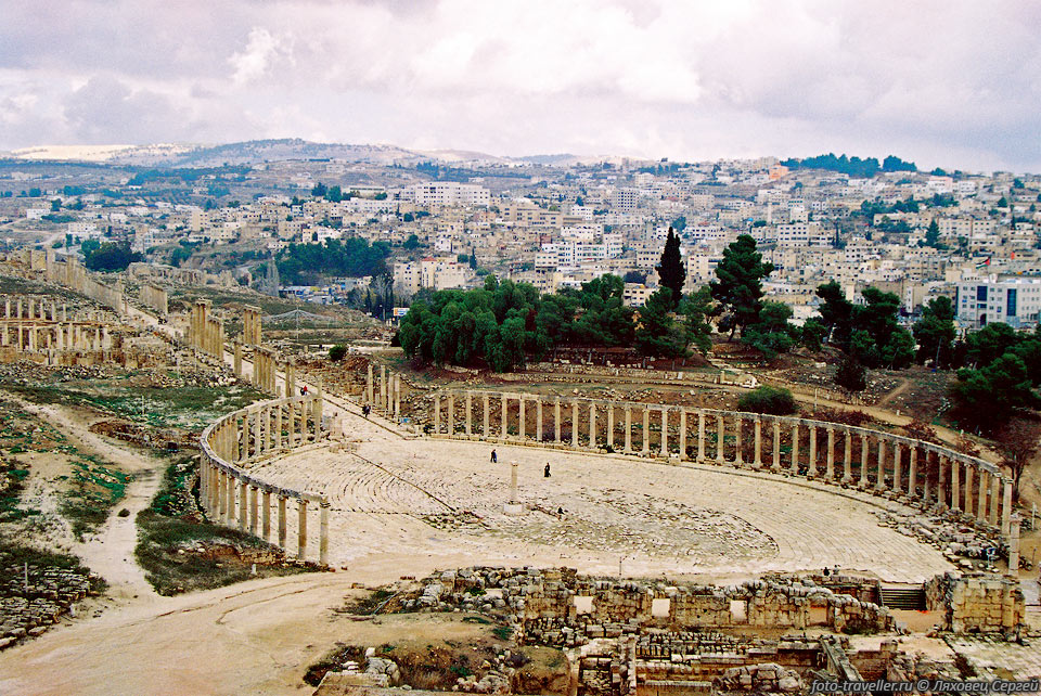 С кромки амфитеатра открывается вид на главную площадь Джераша.
Вид весьма портит современный город, окружающий развалины.