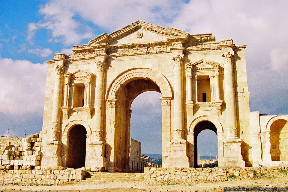 Величественная трехсводчатая триумфальная арка 
построена в честь приезда в Джераш в 129 г. н. э. императора Адриана.