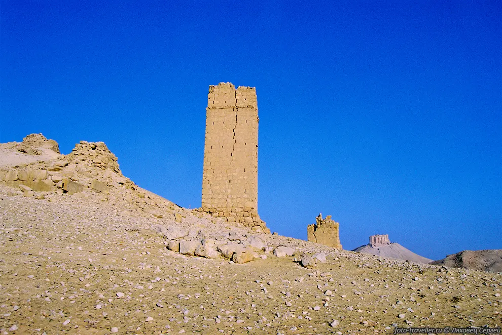 Пальмира (Palmyra) или Тудмор (Tadmur) находится в 210 километрах
к северо-востоку от Дамаска.