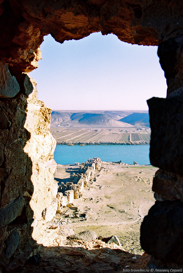 Остатки замка Халябия (Halabiyeh) на реке Евфрат