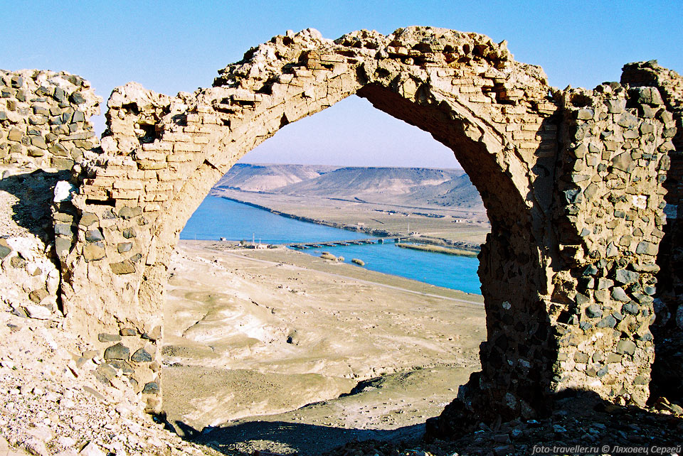 Возле замка Халябия через Евфрат есть мост. 
На другой стороне реки расположен замок Залябия (Zalabiyeh).