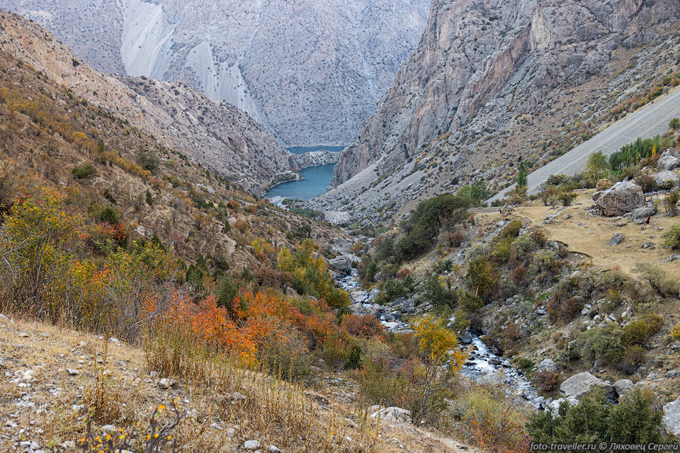 Впереди озеро Хазор-Чашма (Азорчашма), верхнее из 7-ми озер