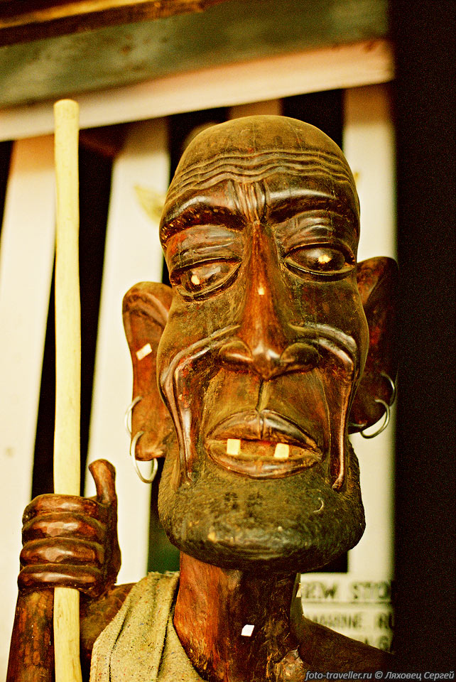Деревянная фигура в магазине сувениров