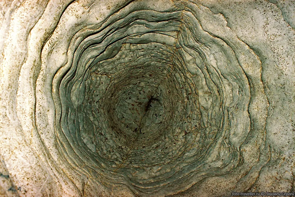 Говорят, что пещеры Амбони (Amboni Caves) представляют собой
самую большую подземную систему в Восточной Африке. По слухам длина ходов достигает 
200 км. Существуют выходы в районах городов Найроби и Момбаса в Кении, а также в 
районе Килиманджаро. В целях безопасности правительство Танзании перекрыла доступ 
в эти проходы. 
Но в 1994 году иностранными спелеологами были проведены исследования, и оказалась, 
что самая большая пещера не превышает 900 метров в длину.