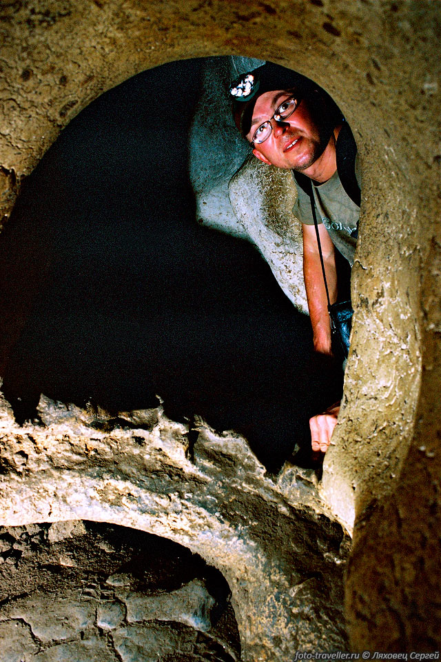 Пещеры Амбони расположены в 8-ми километрах северо-западнее от 
города Танга (Tanga)
