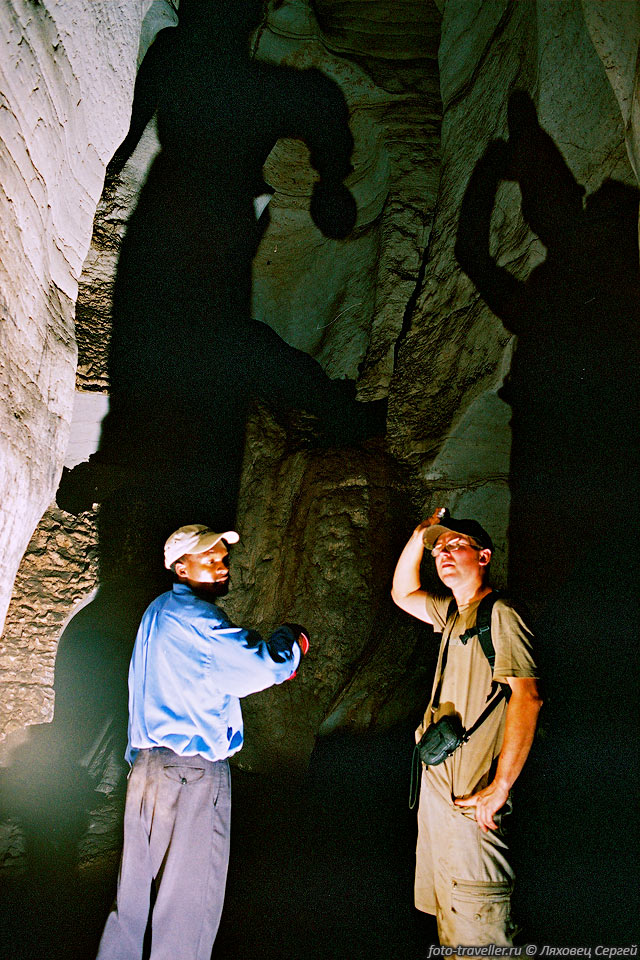 В пещере жарко и довольно душно.
Во 1950-х годах кенийцы скрывались в этих пещерах от британцев.