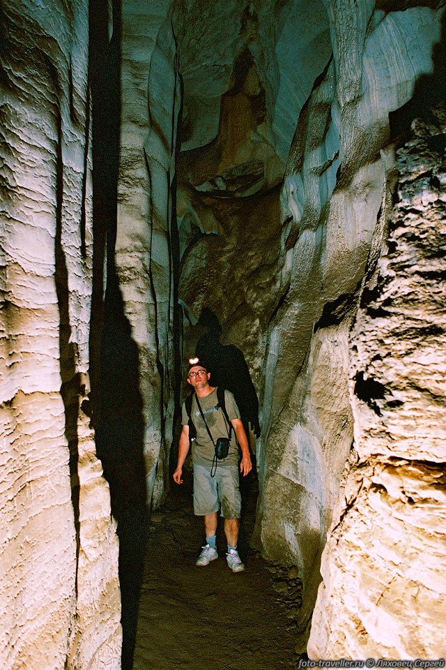 Высота ходов достигает 10 м.
В пещере сухо, грязи нет вообще.
Длина ходов Amboni Cave 3A достигает 620 м.