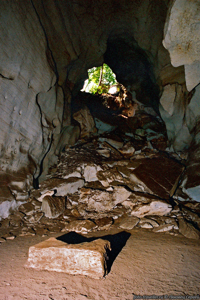 Одна из пещер (Amboni Cave 3A ) "оборудована" для посещения туристами.

Возле входа построен сарайчик. 
Негр непонимающий по-английски, с тусклым фонарем показывает несколько небольших 
ходов.