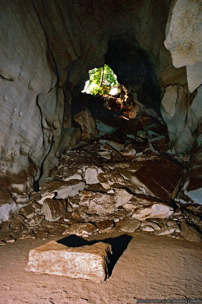 Одна из пещер (Amboni Cave 3A ) "оборудована" для посещения туристами.

Возле входа построен сарайчик. 
Негр непонимающий по-английски, с тусклым фонарем показывает несколько небольших 
ходов.