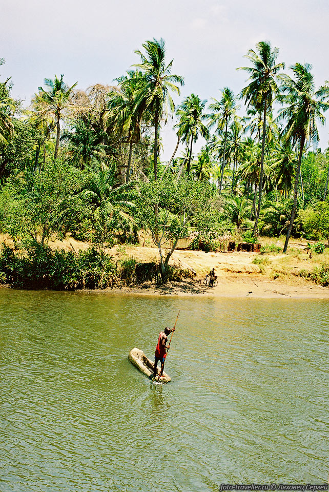 Паромщик переплывает на своем пароме реку Мкулумузи