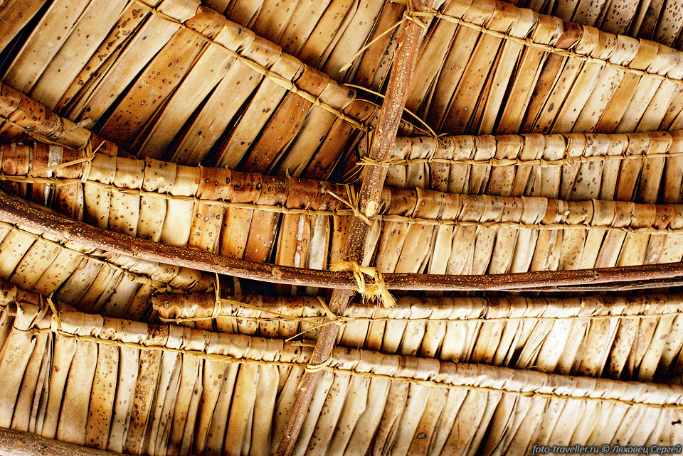Крыша домов тщательно сплетена из листьев пальмы