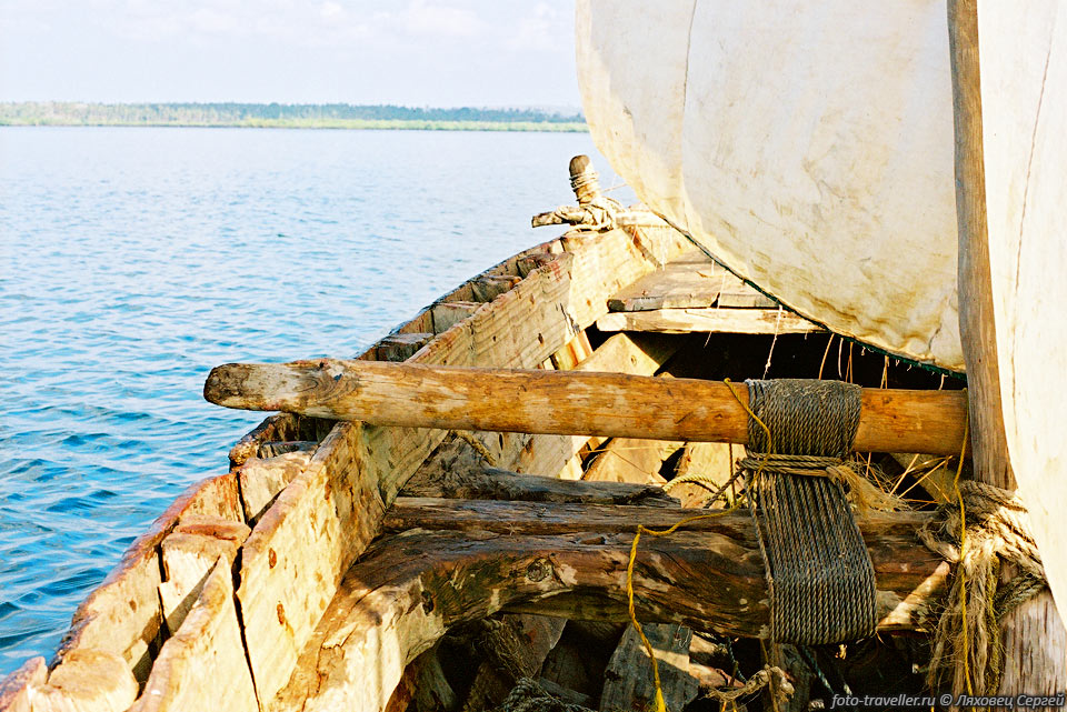 Лодка сделана вручную. Обшивка из обычной древесины, шпангоуты 
из мангровой древесины.
Все тщательно примотано и прикручено. Материал использован, какой попался под руку.
Говорят лодка стоит порядка 1000$, что очень много по местным меркам.