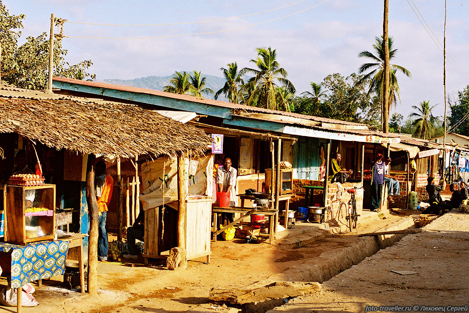 Магазинчики на автостанции в поселке Мухреза,
расположенного у подножья гор Усамбара.