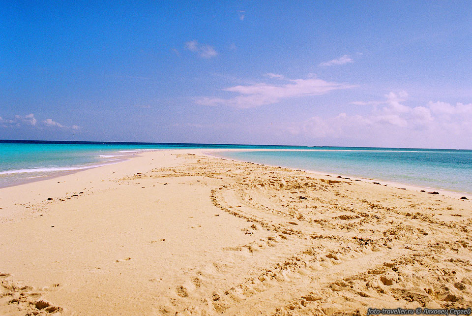 Остров Зинга.
На этом крошечный островок вылазят откладывать яйца морские черепахи,
 оставляя глубокие борозды на песке.