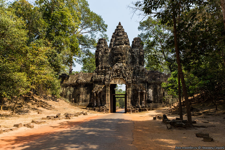 Победные ворота (Victory Gate) - один из пяти въездов в древний 
город Ангкор Тхом (Angkor Thom).