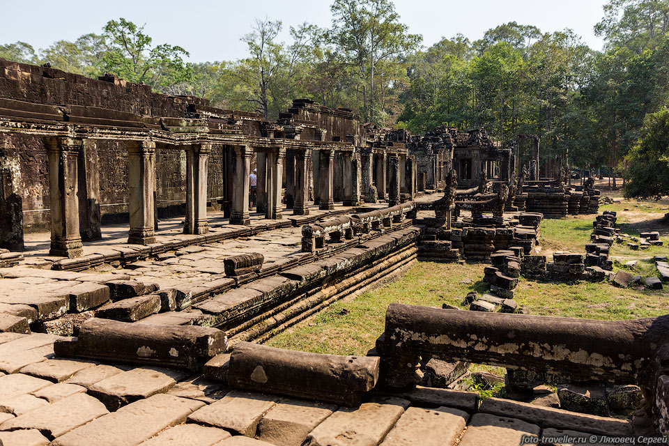 Храм Байон (Bayon Temple) в Ангкор Тхом.
Буддистский храм Байон расположен в центре города Ангкор Тхом. Был построен в конце 
12 - начале 13 века в период правления 
императора Джаявармана VII. Байон был построен почти через 100 лет после Ангкор 
Вата в три этапа.