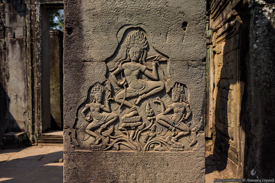 Барельефы на колоннах перед входной башней является характерной 
чертой байонского стиля.
 Можно увидеть изображения апсар танцующих на ложе из лотосов.