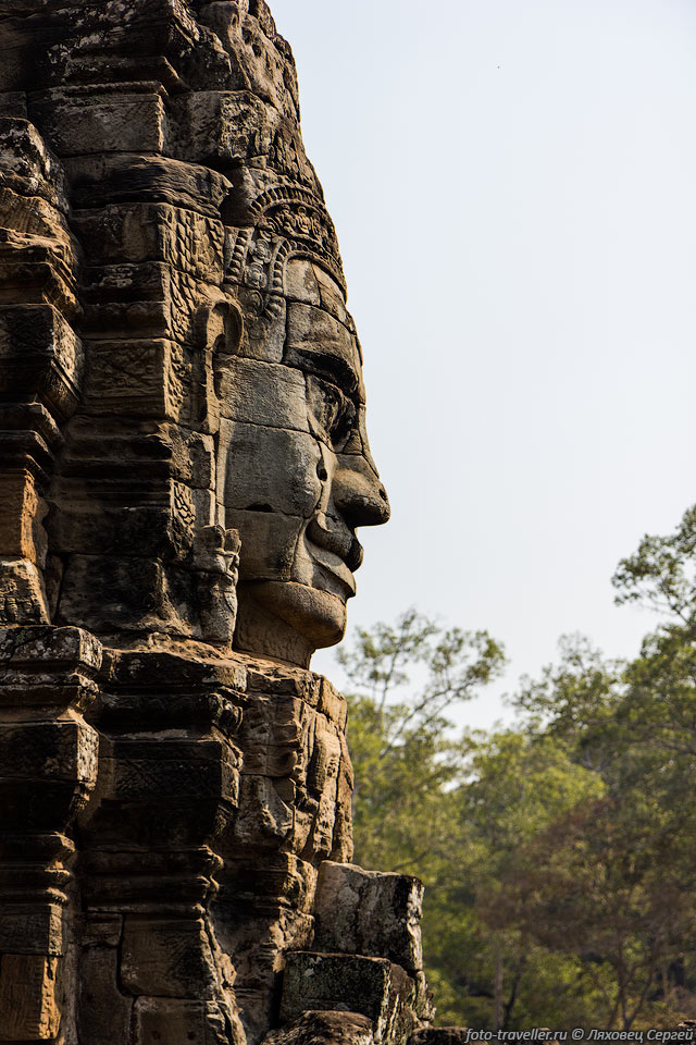 Вокруг храма нет стены. Защитой храма служила стена, огораживающая 
город Ангкор Тхом.
Первый и второй уровень храма Байон представляют собой квадратные галереи с барельефами.
На третьем уровне расположено центральное святилище. В Байоне множество галерей, 
коридоров и ступеней.