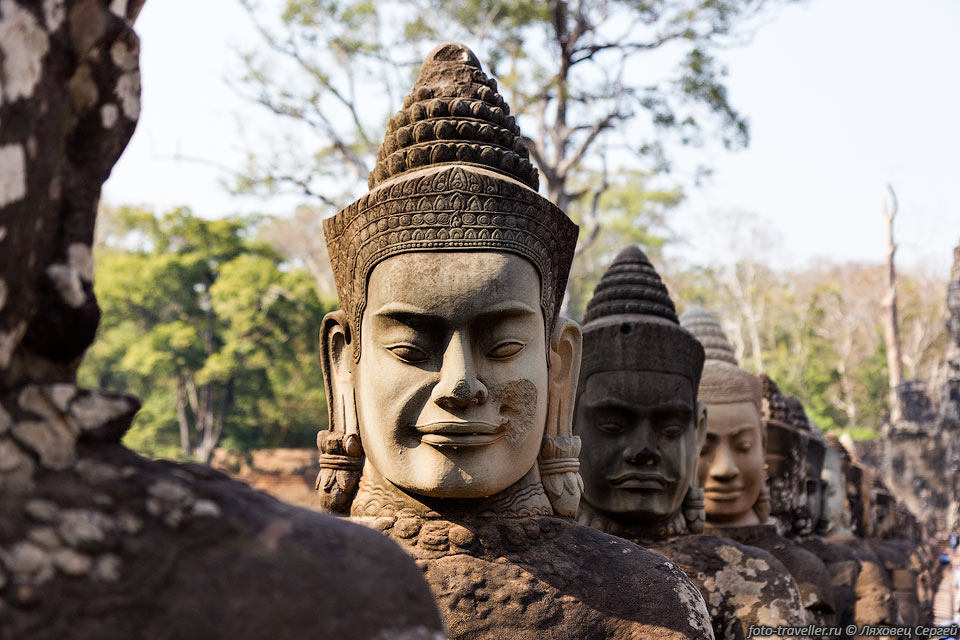 Боги.
Город Ангкор Тхом охраняют в общей сложности 108 скульптур мифических существ.