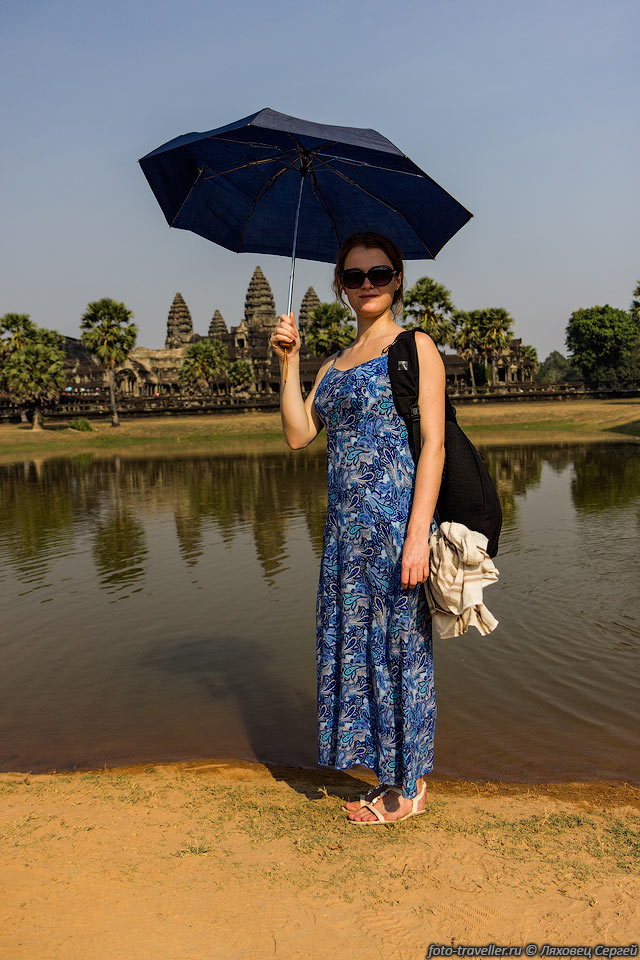 Перед храмом Ангкор Ват (Angkor Wat).
Храм является одним из крупнейших из когда-либо созданных культовых сооружений и 
одним из важнейших археологических
памятников мира. В составе градостроительного комплекса Ангкор включён в список 
Всемирного наследия ЮНЕСКО.