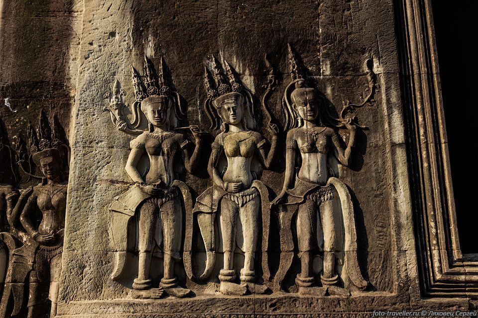 Стены второго яруса украшают около 2000 фигур небесных дев - апсар.
Все они разные и отличаются прическами, одеянием и украшениями.
