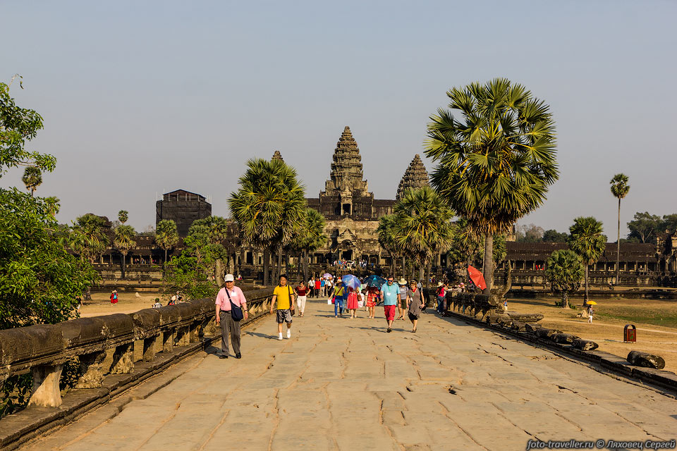 Издалека Ангкор Ват кажется колоссальным каменным массивом.
Ангкор Ват изображен на флаге Камбоджи. Это единственный флаг страны, на котором 
изображено здание.