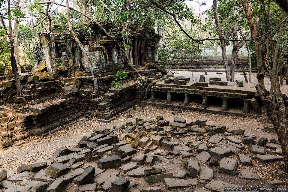 Храм Бенг Мелеа построен преимущественно из песчаника.
Бенг Мелеа расположен всего в 7 км от Ангкорских каменоломен около горы Пном Кулен.
Из этих каменоломен перемещались по искусственным водным каналам блоки из песчаника 
для строительства Ангкора.