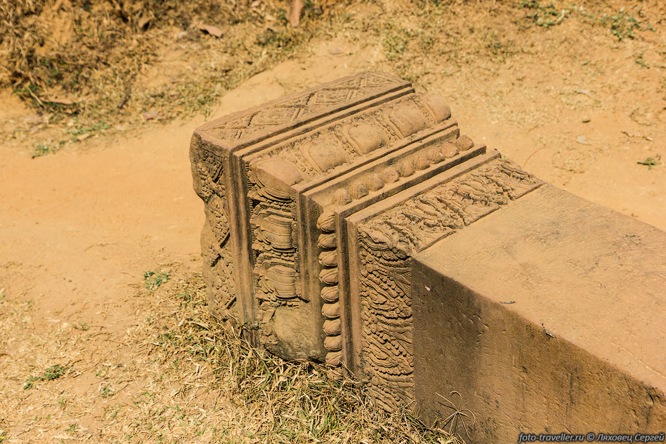 Упавшая колонна в храме Бантей Срей