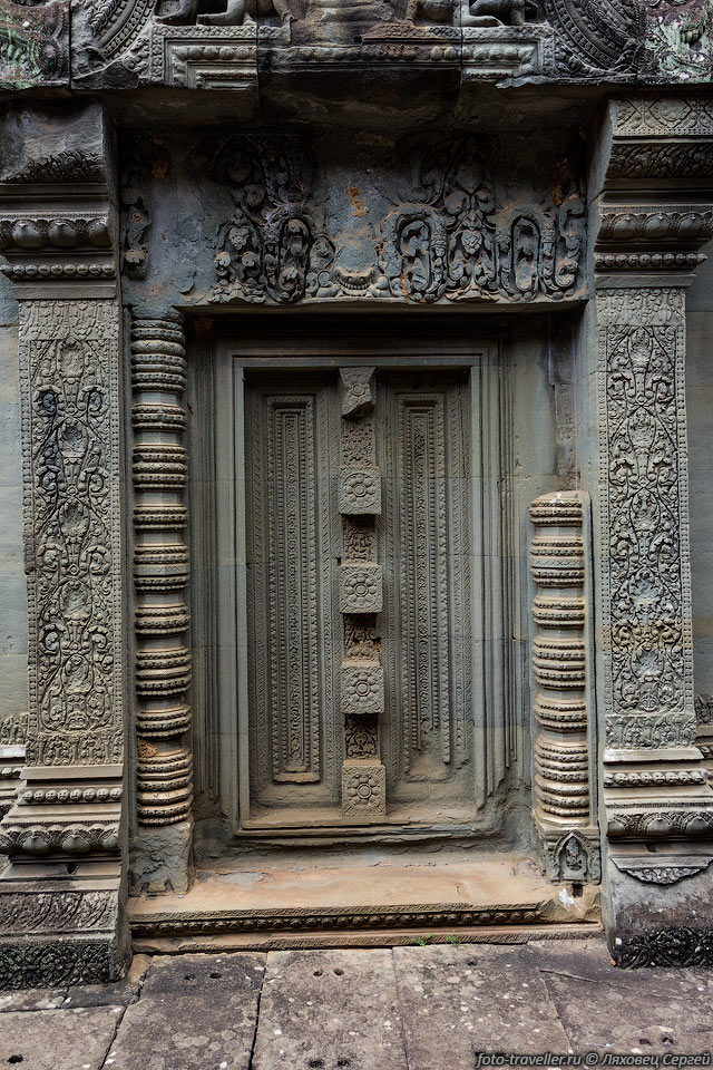 В Камбодже голова рассматривается как самая священная часть тела, 
через которую происходит общение с богом, ее запрещается трогать.
Ноги считаются самой грязной частью тела. При входе в дома и особенно 
храмы необходимо снимать обувь.