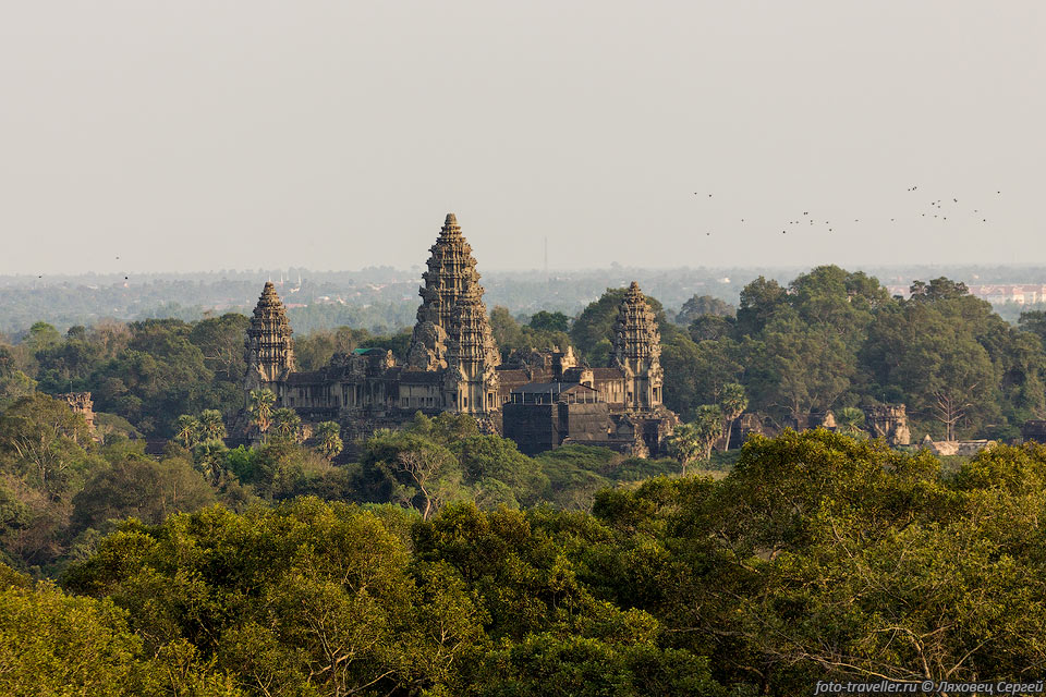 Вид на Ангкор Ват с Пном Бакхенг (Phnom Bakheng Hill).
Холм и храм Пном Бакхенг расположен к 1300 метрах к северу от Ангкор Вата.