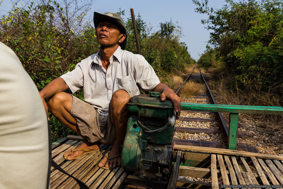 В Камбодже имеется две однопутные железнодорожные линии с колеей 
в 1 метр и общей длиной 612 км.
Одна из линий построенная  в 1960-е годы соединяет Пномпень с Сиануквилем,
другая построенная в 1930-е годы - Пномпень с Баттамбангом и Сисопхоном.
Участок между Сисопхпхоном и Пой Петом (на тайской границе) был разобран во время 
гражданской войны.