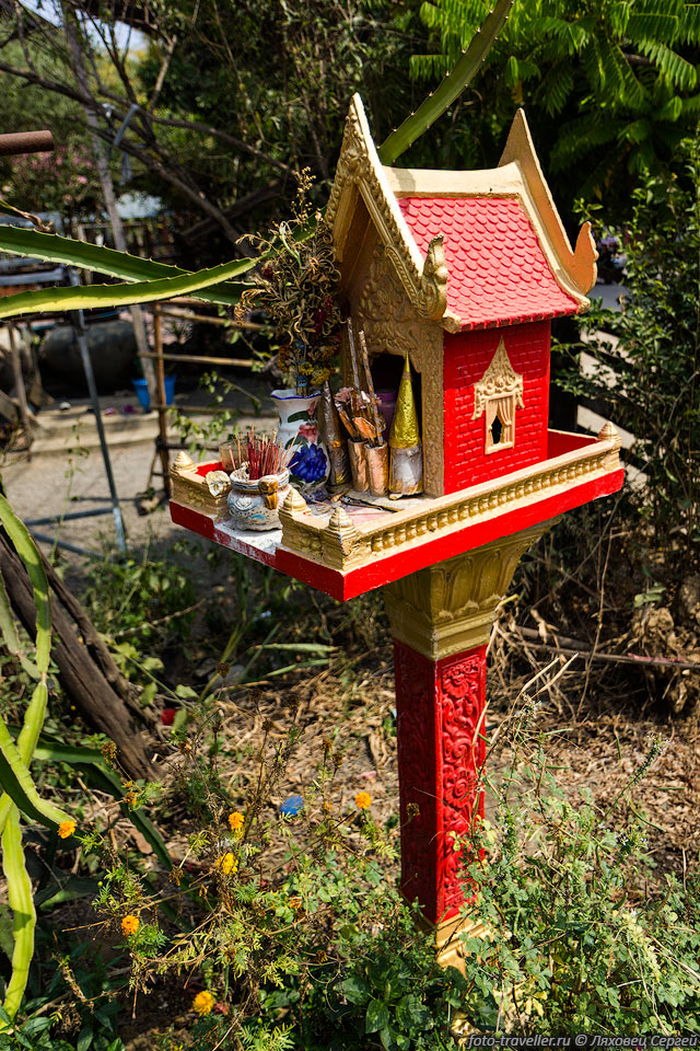 Домики Санпрапум для духов прапумтьяути располагаются рядом с 
жилыми домами,
учреждениями, фермами, полями. Распространены в Таиланде, Лаосе и Камбодже.